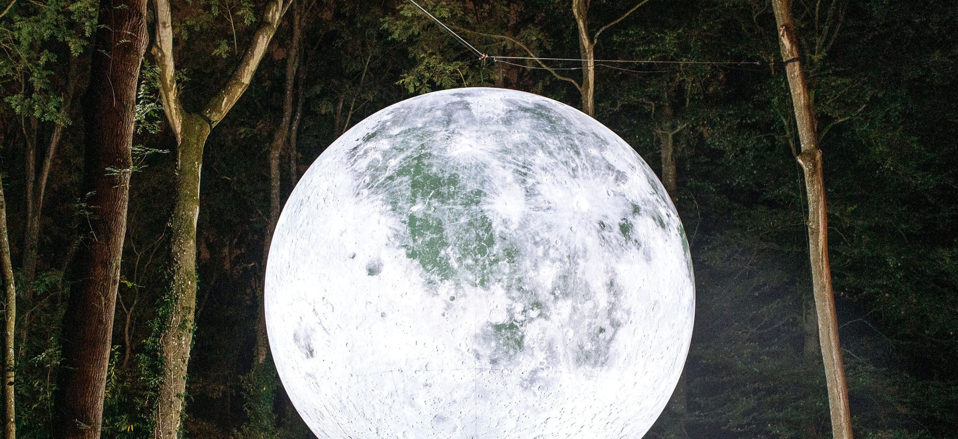 Leuchtende Mondskulptur „Museum of the Moon“ von Luke Jerram