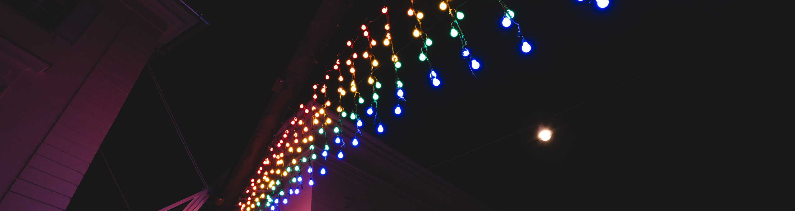 Leuchtende Regenbogen-Installation „Portal“ von Alfredo Barsuglia