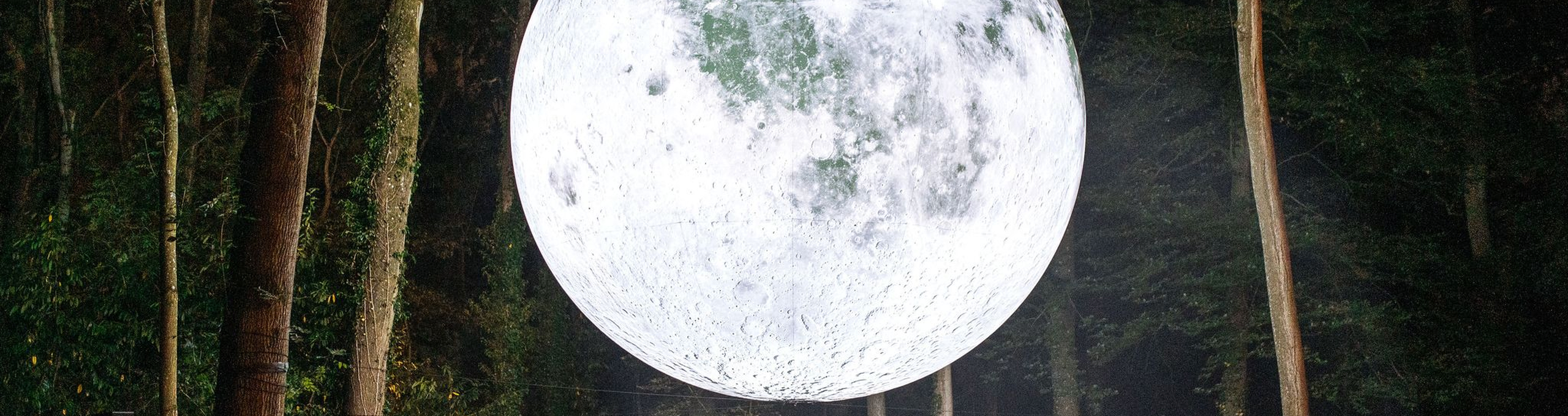 Leuchtende Mondskulptur „Museum of the Moon“ von Luke Jerram