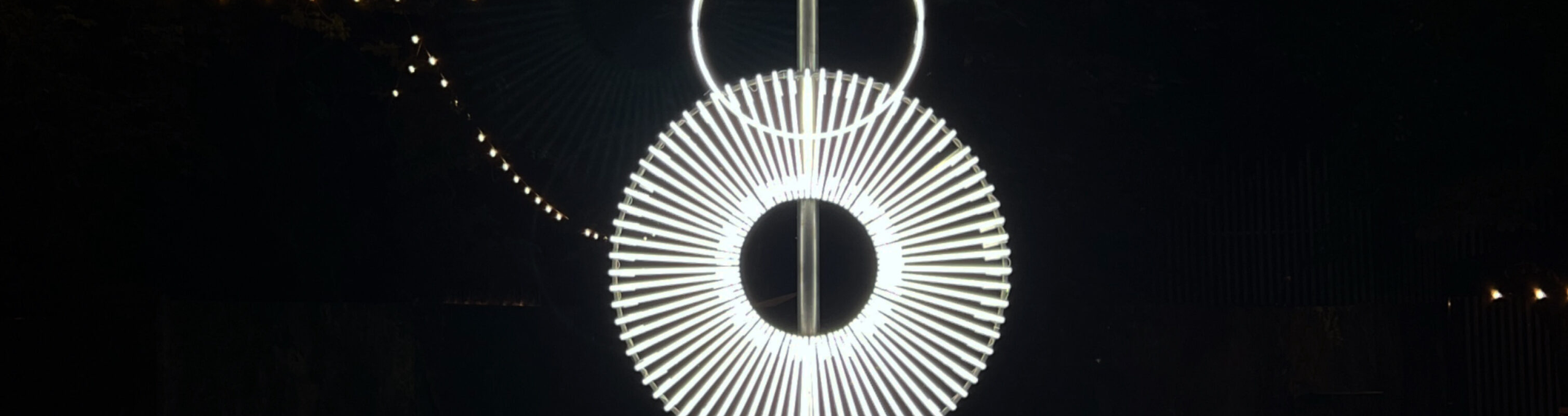 Geometrische Lichtskulptur „Terre Roulante“ von Miriam Hamann