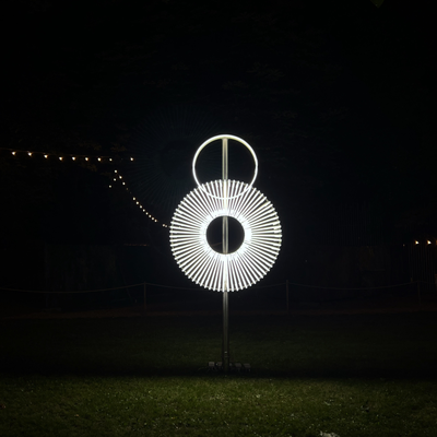 Geometrische Lichtskulptur „Terre Roulante“ von Miriam Hamann
