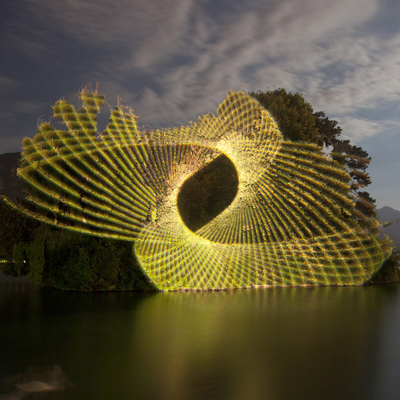 Geometrische Lichtprojektion in der Landschaft von Javier Riera