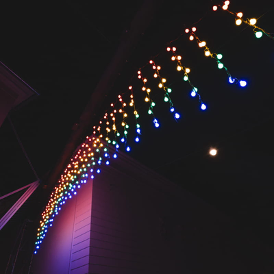Leuchtende Regenbogen-Installation „Portal“ von Alfredo Barsuglia