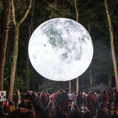 Leuchtende Mondskulptur „Museum of the Moon“ von Luke Jerram